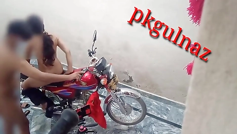 Desi Stepister Ki Bike Par Chudai
