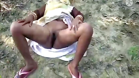 Gao Ki Desi Bhabi Ko Khet Me Mota Kala Lund Chusvaya