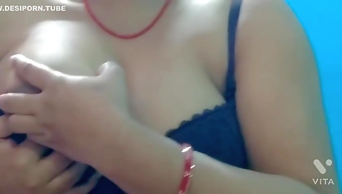 Desi Wife Show Her Boobs And Body With Her Driver