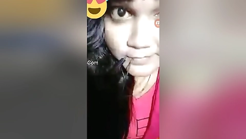 Exclusive- Cute Look Desi Girl Showing Her Boobs And Pussy On Video Call