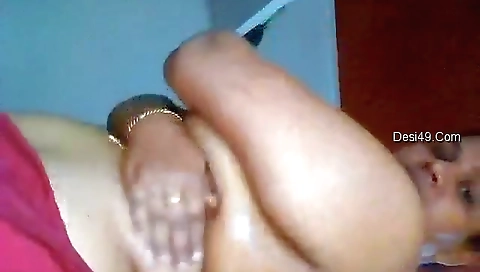 Desi Mallu Bhabhi Showing Her Big Boobs