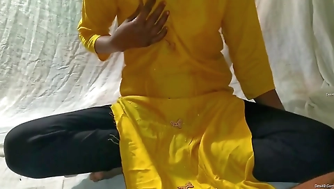 Today Exclusive- Desi Wife Boob Pressing And Handjob