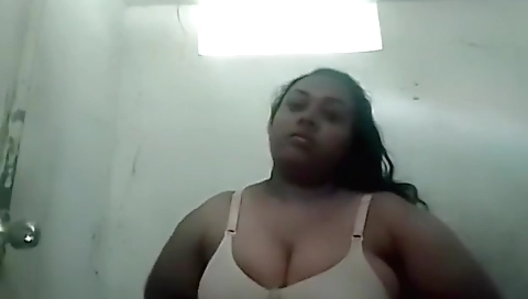 Today Exclusive- Desi Mallu Bhabhi Bathing