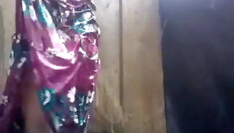 Exclusive- Cute Look Sri Lankan Girl Outdoor Bathing Capture For Lover