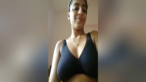 Exclusive- Sexy Look Desi Girl Showing Her Boobs And Wet Pussy