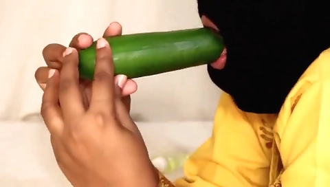 Vishadini Fuck With Cucumber / වීශාදිනි පොල් සයිස් පිපිඤා ගෙඩියක් බස්සනව හුත්තට