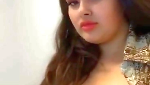 Huge Boobs - Desi Beauty Exposing Her Selfie Mms Video
