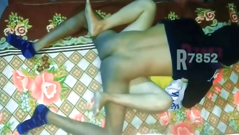 Ladke Ne Apni Girlfriend Ko Chupke Se Uske Ghar Me Ja Kar Choda Or Video Banayi