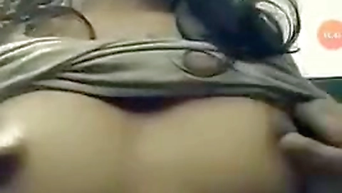 Today Exclusive- Cute Desi Insta Girl Showing Boobs