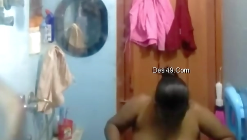 Exclusive- Big Boob Desi Bhabhi Bathing Video Record By