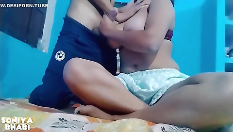 Indian Desi Bhabi Ne Apne Mote Mote Boobs Apne Sexy Dewar Ko Pi Ye. Bhabi Ke Sexy Boobs Dekhke Dewar La Land Khada Hua