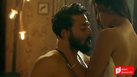 Desi Bhabhi Ro Rhi Hut Dete Hue Jabki Uska Pati Dekh