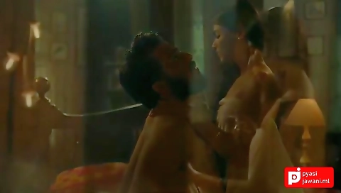 Desi Bhabhi Ro Rhi Hut Dete Hue Jabki Uska Pati Dekh