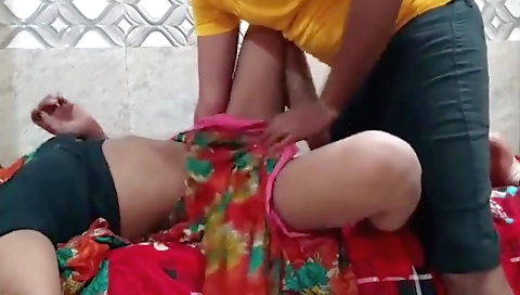 Desi Aunty And Desi Bhabhi In Pati Se Phone Pr Bat Karte Hue! Bhai Mujhe Jor Jor Se Chodo