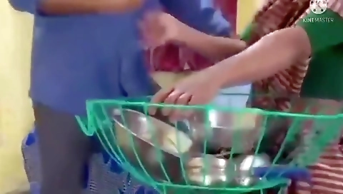 Bartan Bechne Vali Ghar Me Aayi Pakad Ke Chod Dala