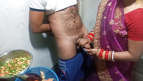 Ladki Ne Kitchen Me Land Hilaya - Handjob In Kitchen