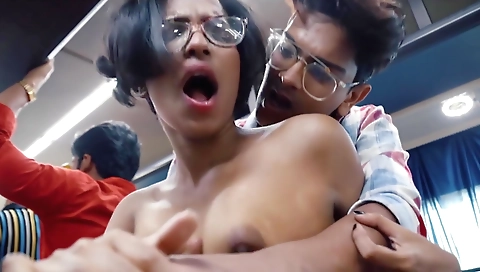 Today Exclusive -love On Moving Bus 1