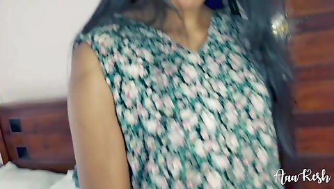 පුංචි ගෙදර නැතිවෙලේ පුංචිගේ දුවට කටට දෙන්න යන්නේ Stepsister Blowjob Sinhalapart 1 Aaakeshxx