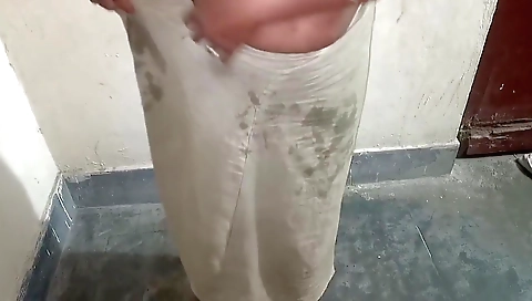 Sexy Bhabhi Pani Pani Horhi Ao Dekho