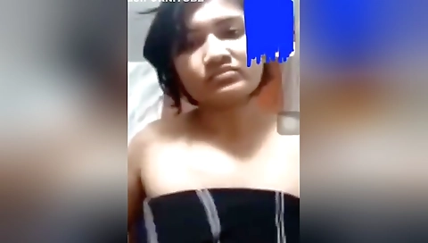Today Exclusive- Cute Desi Girl Showing Her Boobs