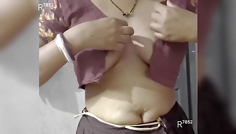 Bengali Boudi In Bhabhi Ne Blouse Khol Kar Apni Boobs Apne Lover Ko Dikhaye