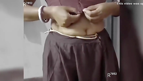 Bengali Boudi In Bhabhi Ne Blouse Khol Kar Apni Boobs Apne Lover Ko Dikhaye