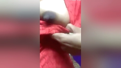 Desi Girl Showing Her Boob
