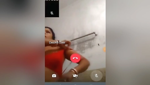 Bhabhi Shows Bathing On Vc