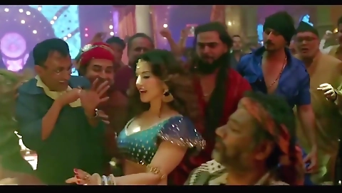 sunny leone tries to seduce shahrukh khan whike his wife is away