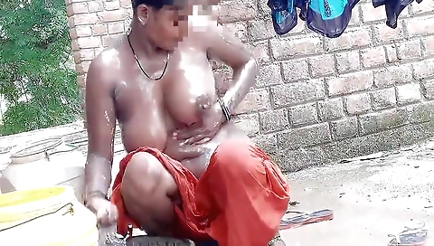 Indian Bhabhi Nothing, Desi Bhabhi Kaise Chat Me Apni Chut Sabun Se Saf Kar Rhi H