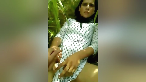 Today Exclusive-desi Girl Shows Her Pussy