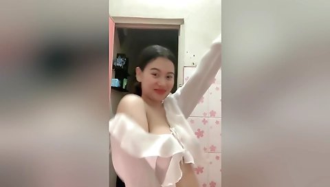 Beautiful Girls - The Queens Cleavage