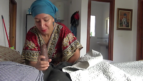 Saya Karim - 50 Yasındaki Turk Annem 10 Lira Karsılıgında Buyuk Siyah Pipimi Emiyor - Turk Porno Istanbul Sex