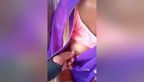 Bhabhi Shows Boobs In Park
